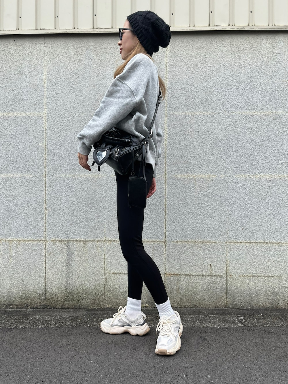 ブラック系のその他パンツ、ブラック系のMA-1、グレー系のスウェットを着用したレディースの冬コーディネートの3枚目の写真