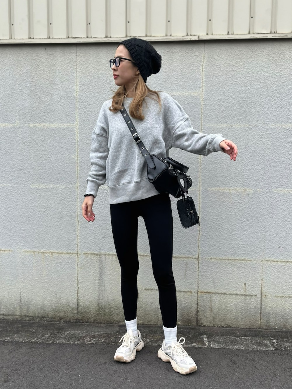 ブラック系のその他パンツ、ブラック系のMA-1、グレー系のスウェットを着用したレディースの冬コーディネートの2枚目の写真