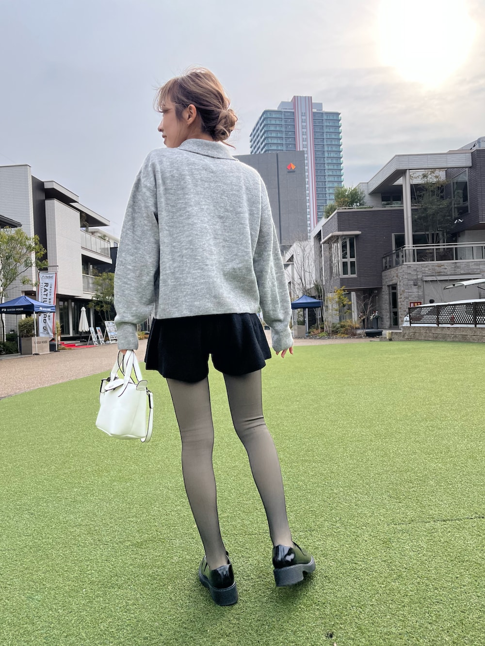 ブラック系のローファー、ホワイト系のショルダーバッグ、ブラック系のその他パンツを着用したレディースの冬コーディネートの4枚目の写真