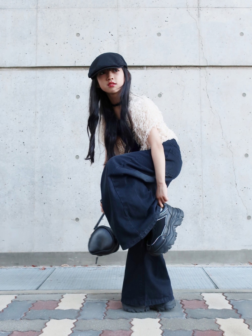 ホワイト系のTシャツ/カットソー、ブラック系のデニムパンツ、ブラック系のハンチング/ベレー帽を着用したキッズの夏コーディネートの2枚目の写真