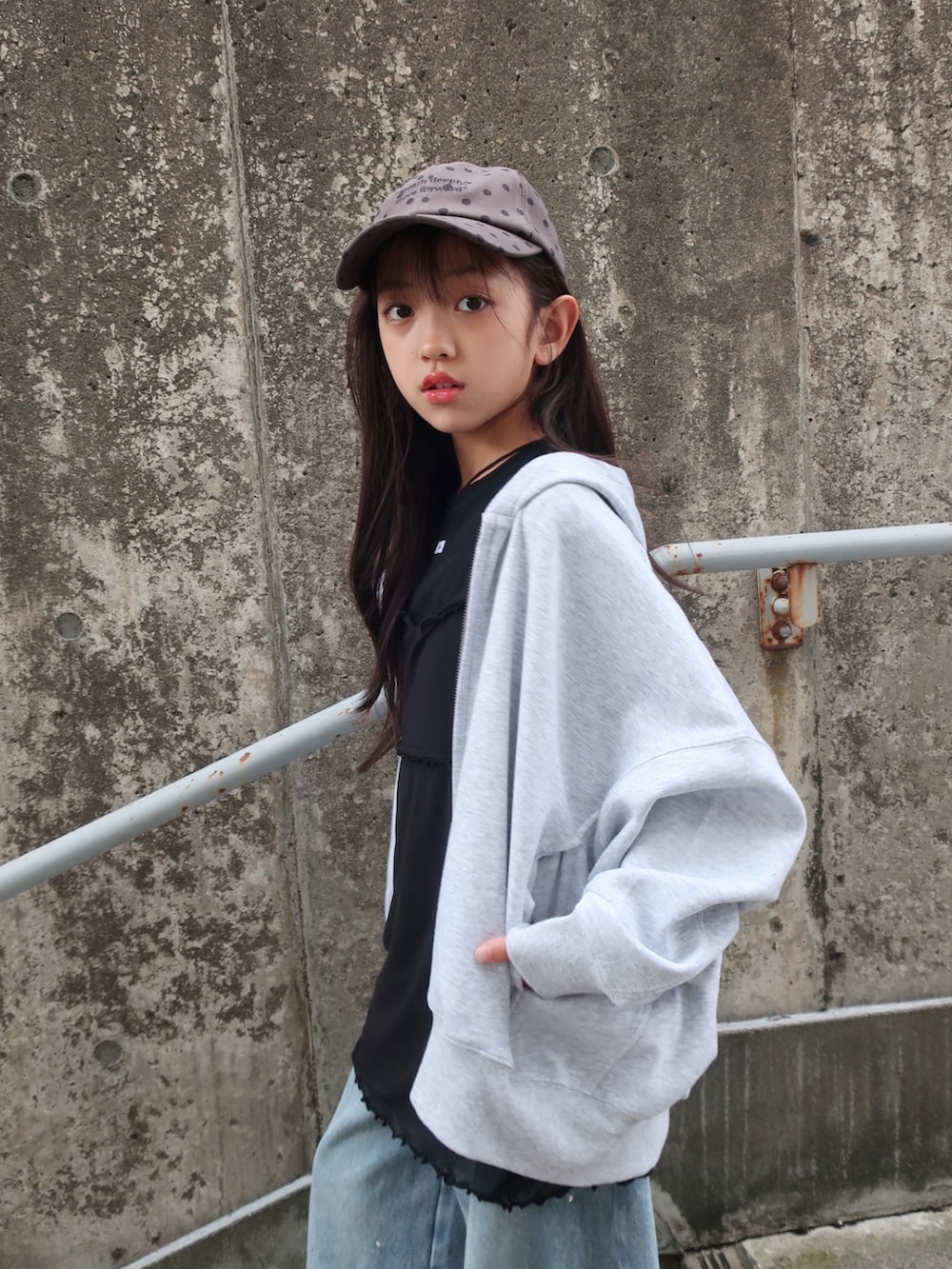 ブラック系のTシャツ/カットソー、ブルー系のデニムパンツ、グレー系のパーカーを着用したキッズの秋コーディネートの2枚目の写真
