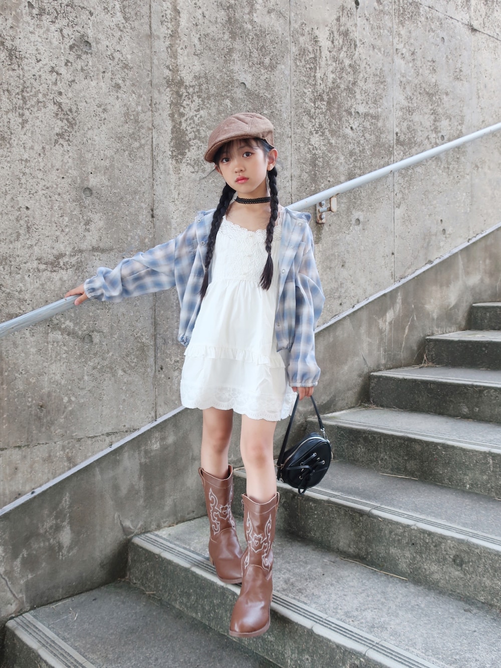 ブルー系のパーカー、ホワイト系のワンピース/ドレスを着用したキッズの夏コーディネートの2枚目の写真