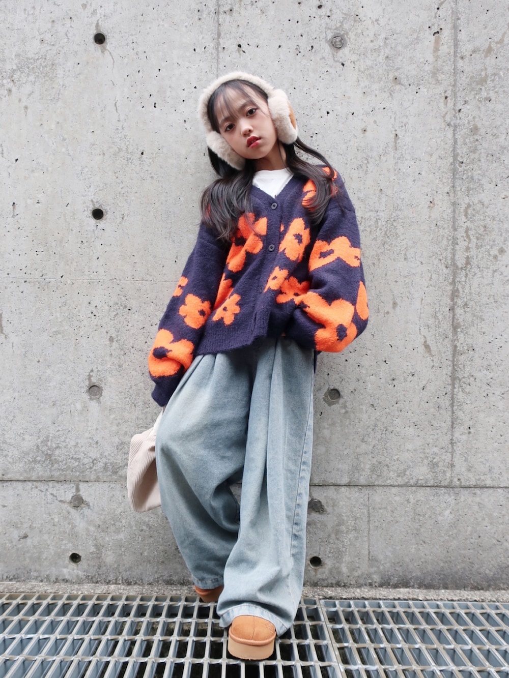 ブルー系のカーディガン/ボレロを着用したキッズの秋コーディネートの2枚目の写真