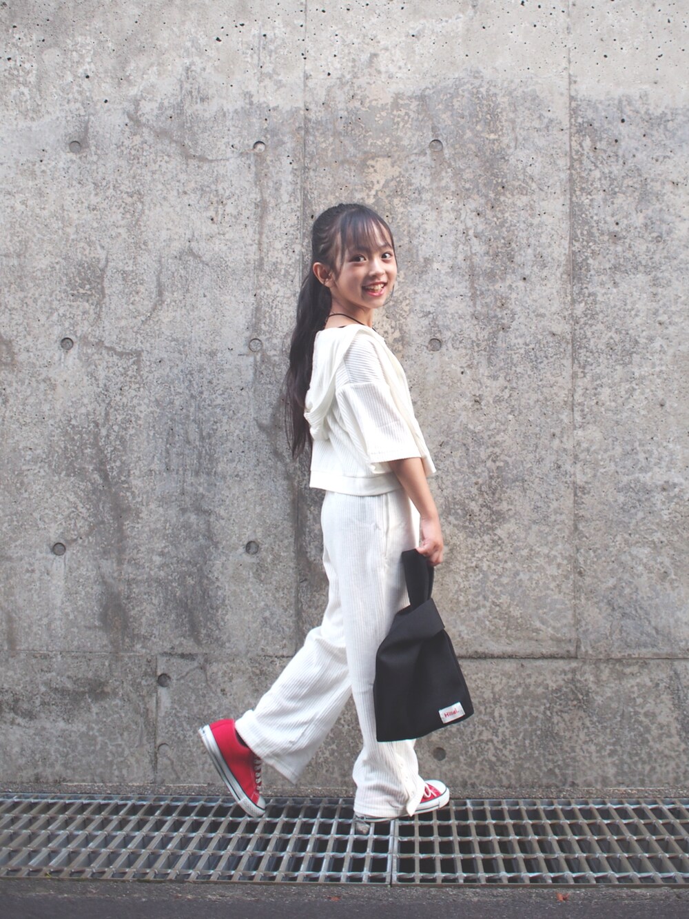 ホワイト系のその他パンツ、ブラック系のキャミソール、ホワイト系のパーカーを着用したキッズの秋コーディネートの2枚目の写真