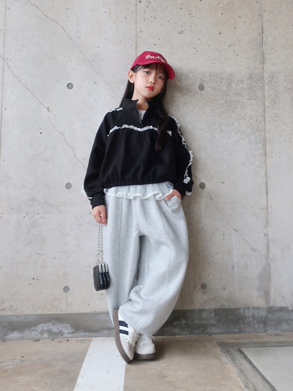 ブラック系のスウェット、グレー系のスウェットパンツを着用したキッズの秋コーディネートの2枚目の写真