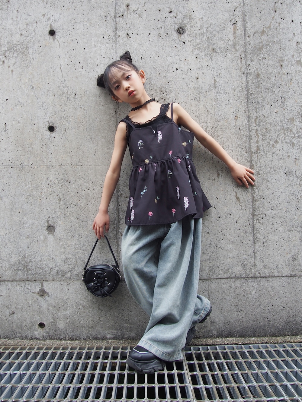 ブラック系のキャミソール、ブルー系のデニムパンツを着用したキッズの夏コーディネートの2枚目の写真