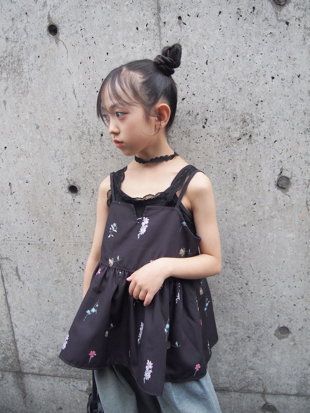 ブラック系のキャミソール、ブルー系のデニムパンツを着用したキッズの夏コーディネートの3枚目の写真