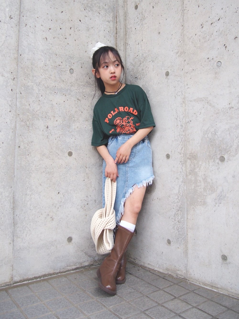 グリーン系のTシャツ/カットソー、ブルー系のスカートを着用したキッズの夏コーディネートの2枚目の写真