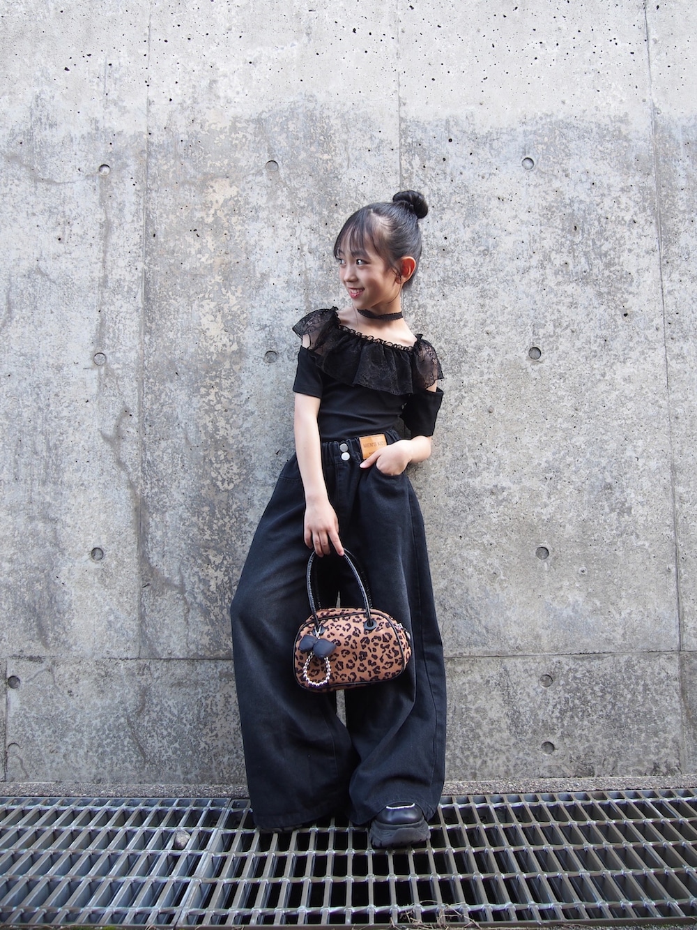 ブラック系のデニムパンツ、ブラック系のTシャツ/カットソーを着用したキッズの夏コーディネートの2枚目の写真