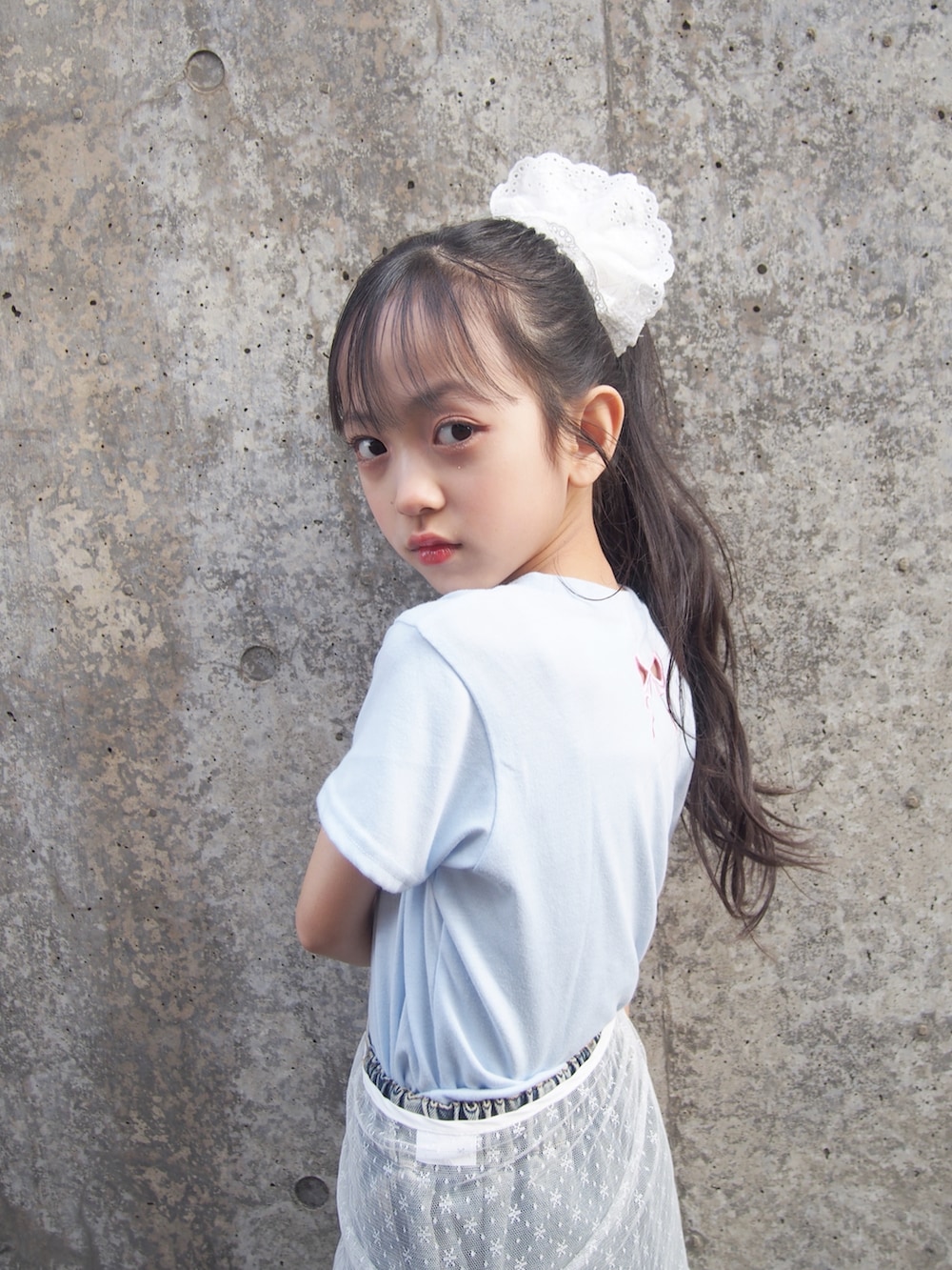 ブルー系のデニムパンツ、ブルー系のTシャツ/カットソーを着用したキッズの春コーディネートの2枚目の写真