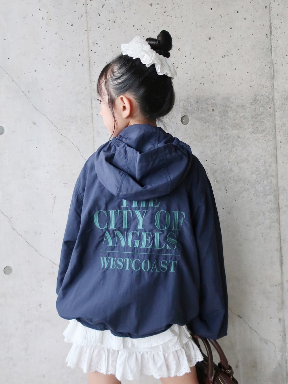 ブルー系のマウンテンパーカーを着用したキッズの秋コーディネートの2枚目の写真