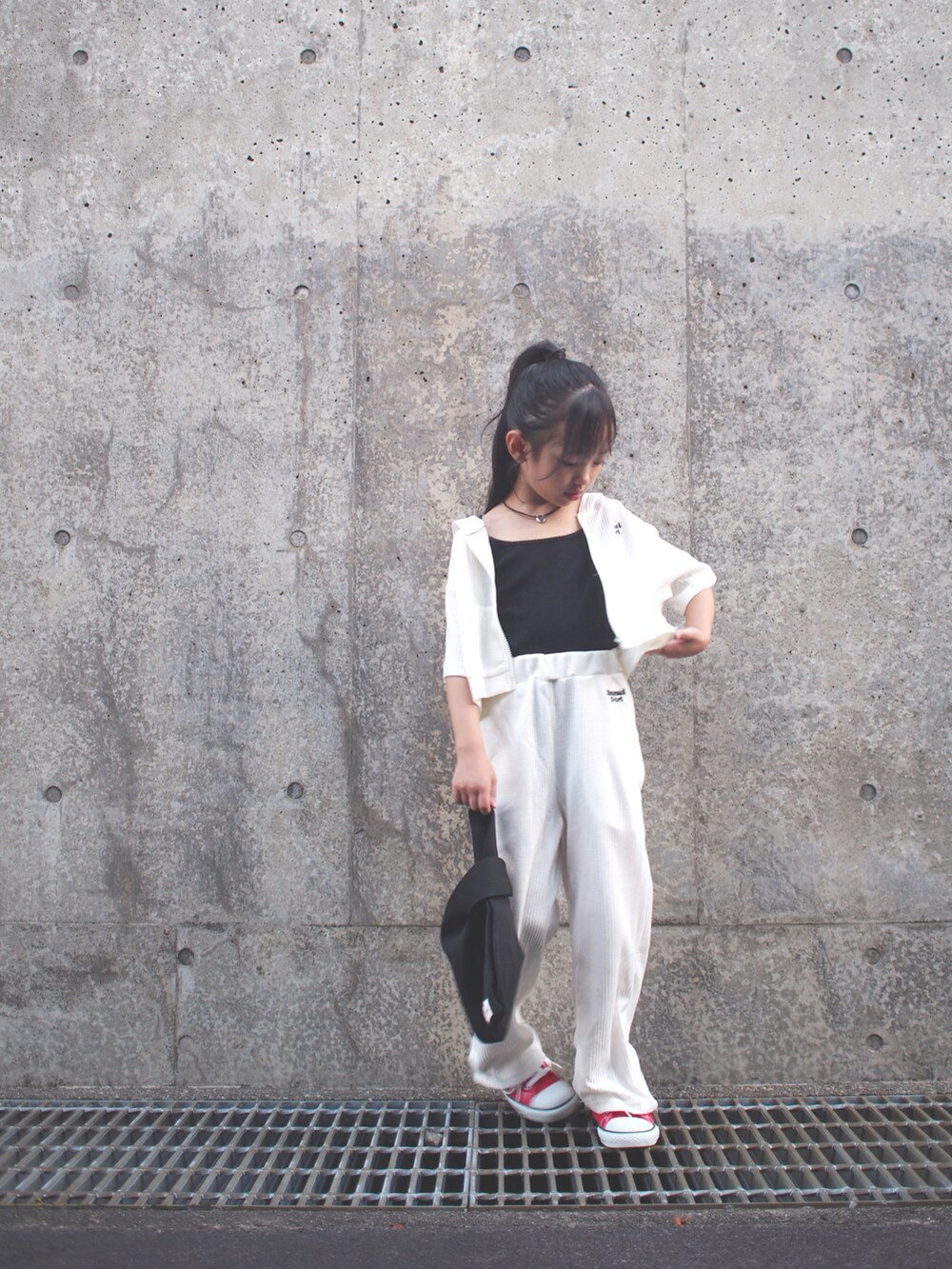 ホワイト系のその他パンツ、ブラック系のキャミソール、ホワイト系のパーカーを着用したキッズの秋コーディネートの3枚目の写真
