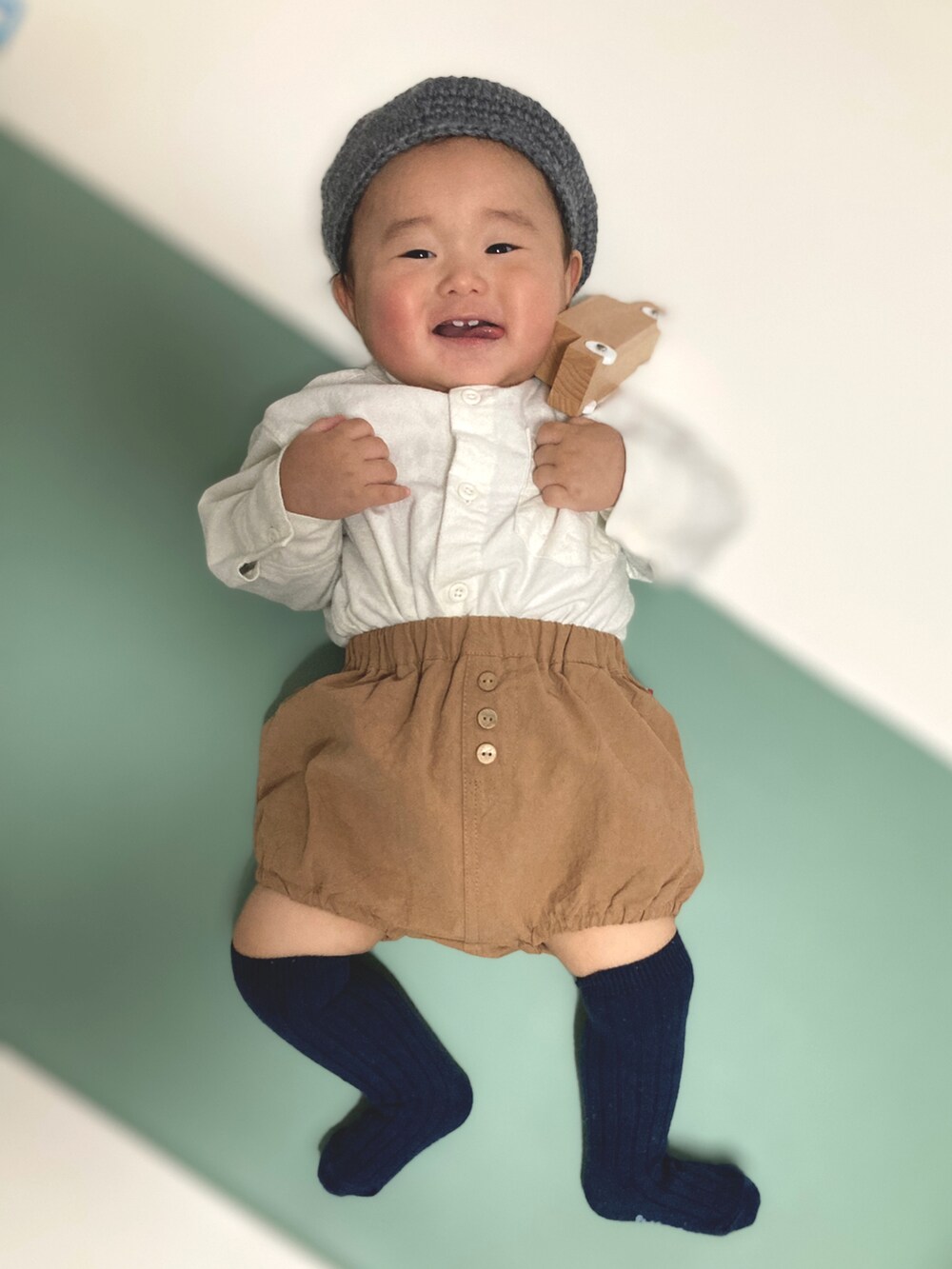 「ベビーコーデ、むすこーで、赤ちゃん、ベレー帽、スタンドカラーシャツ、秋冬コーデ、無印良品、無印良品ベビー、バースデイ、birthday、7ヶ月」｜「無印良品のアイテム（シャツ/ブラウス、ホワイト系）」を使った、yuzupiiiさん（キッズ・80cm）の冬コーディネートの2枚目の写真