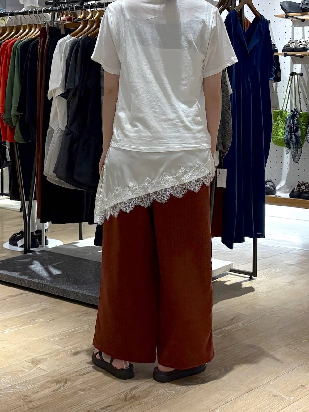 ブラウン系のサンダル、ブラウン系のその他パンツ、ホワイト系のキャミソールを着用したレディースの春コーディネートの3枚目の写真