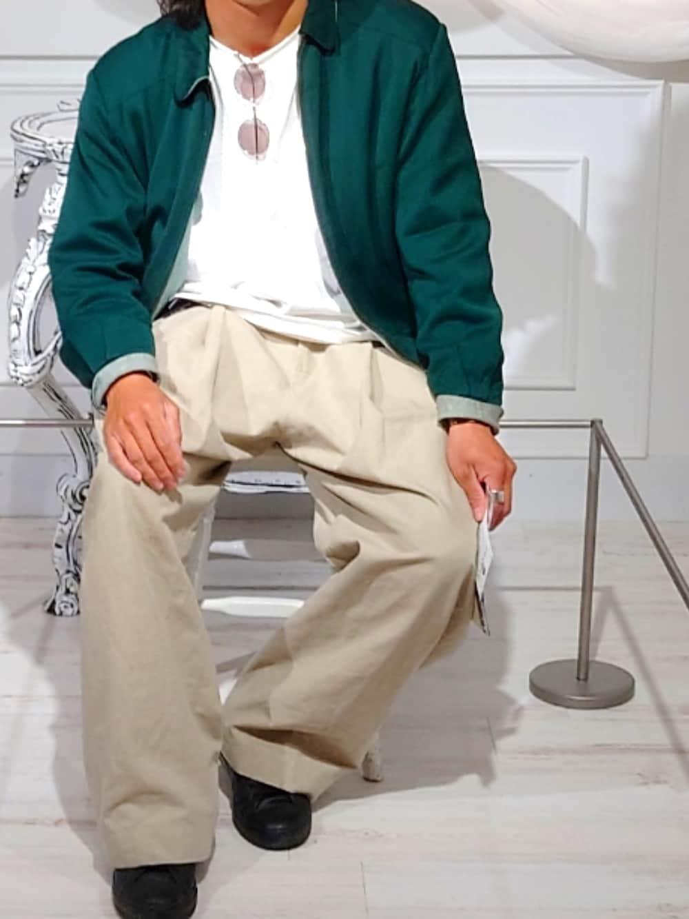 グリーン系のブルゾン、ホワイト系のTシャツ/カットソー、ホワイト系のその他パンツを着用したメンズの春コーディネートの2枚目の写真