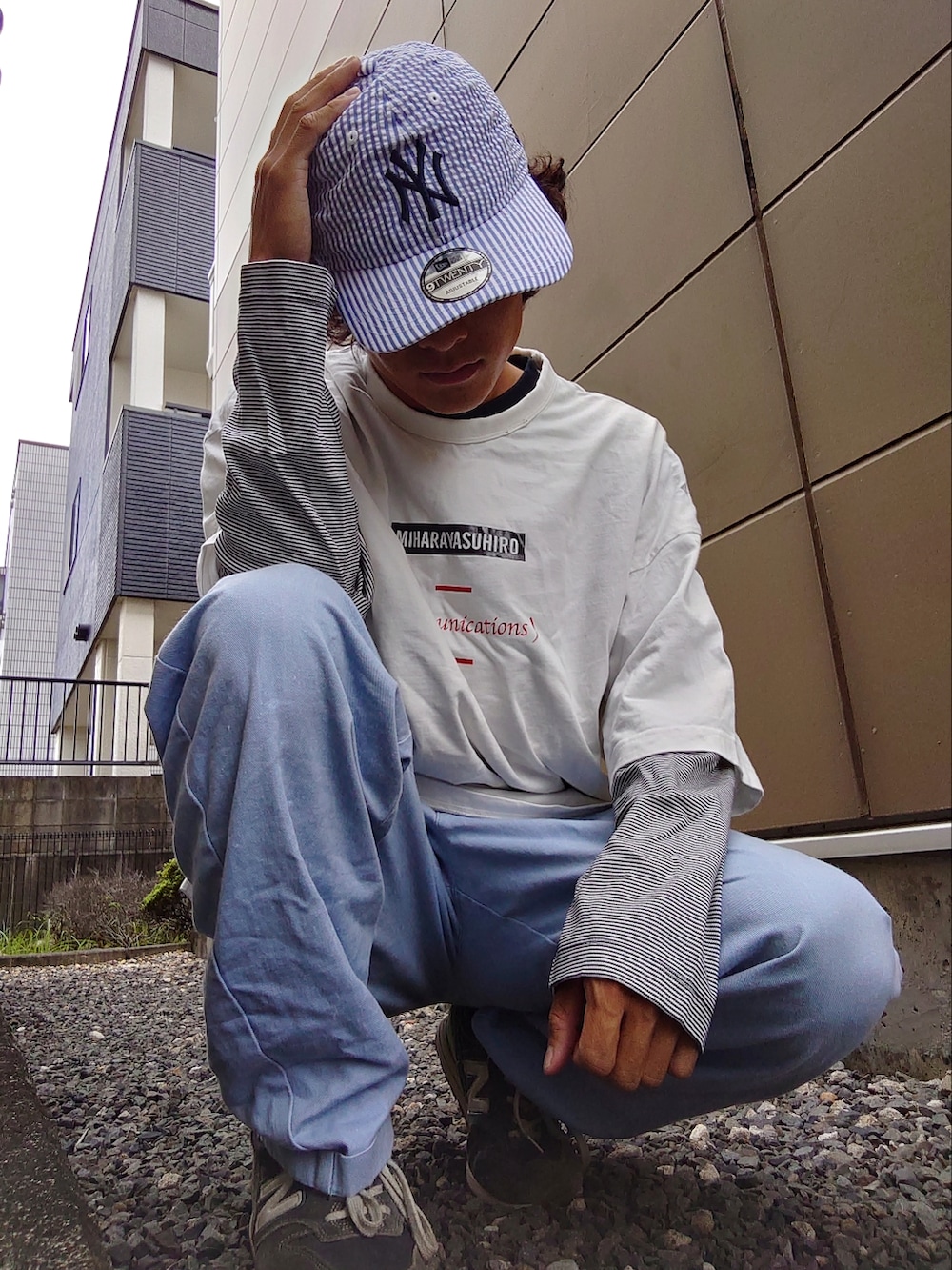 ホワイト系のシャツ/ブラウス、ブルー系のデニムパンツ、ブルー系のスニーカーを着用したメンズの秋コーディネートの2枚目の写真