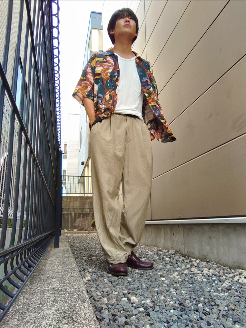 ブラウン系のシャツ/ブラウス、ベージュ系のスラックス、ブラウン系のローファーを着用したメンズの夏コーディネートの2枚目の写真