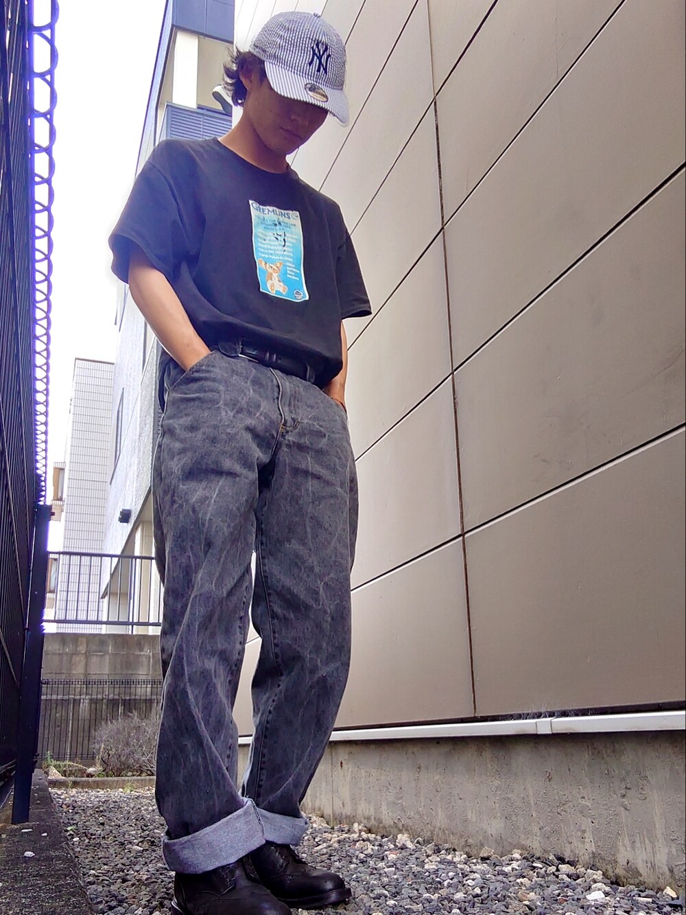 グレー系のデニムパンツ、ブラック系のシャツ/ブラウス、ブラック系のドレスシューズを着用したメンズの秋コーディネートの2枚目の写真