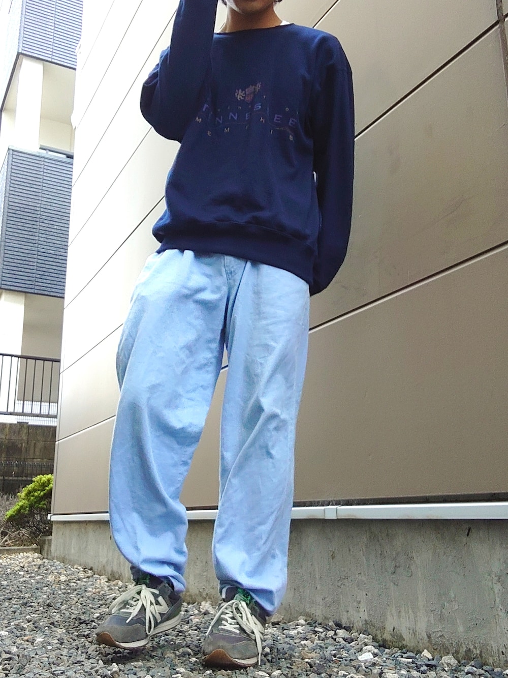 ブルー系のスウェット、ブルー系のデニムパンツ、ブルー系のスニーカーを着用したメンズの秋コーディネートの2枚目の写真
