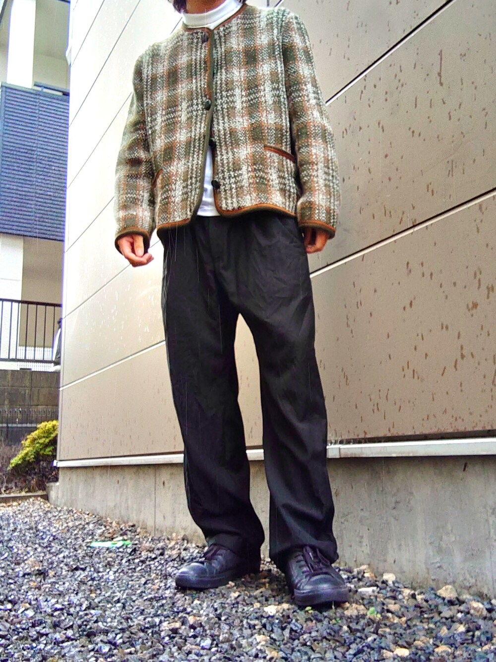 グリーン系のポンチョ、グリーン系のカーディガン/ボレロ、ホワイト系のトップスを着用したメンズの春コーディネートの2枚目の写真