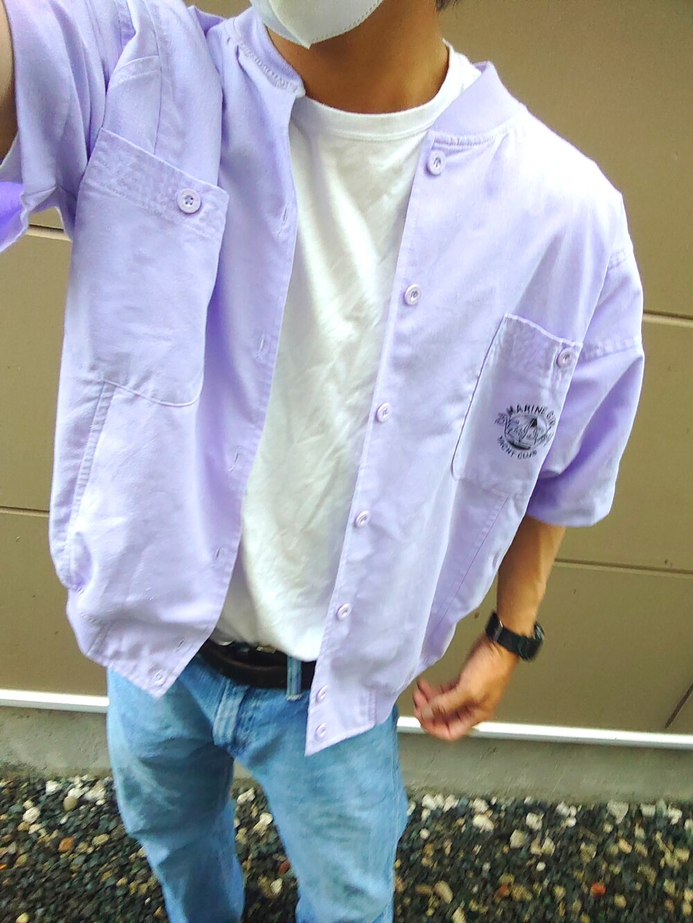 ブルー系のデニムパンツ、パープル系のトップス、ブルー系のスニーカーを着用したメンズの夏コーディネートの2枚目の写真