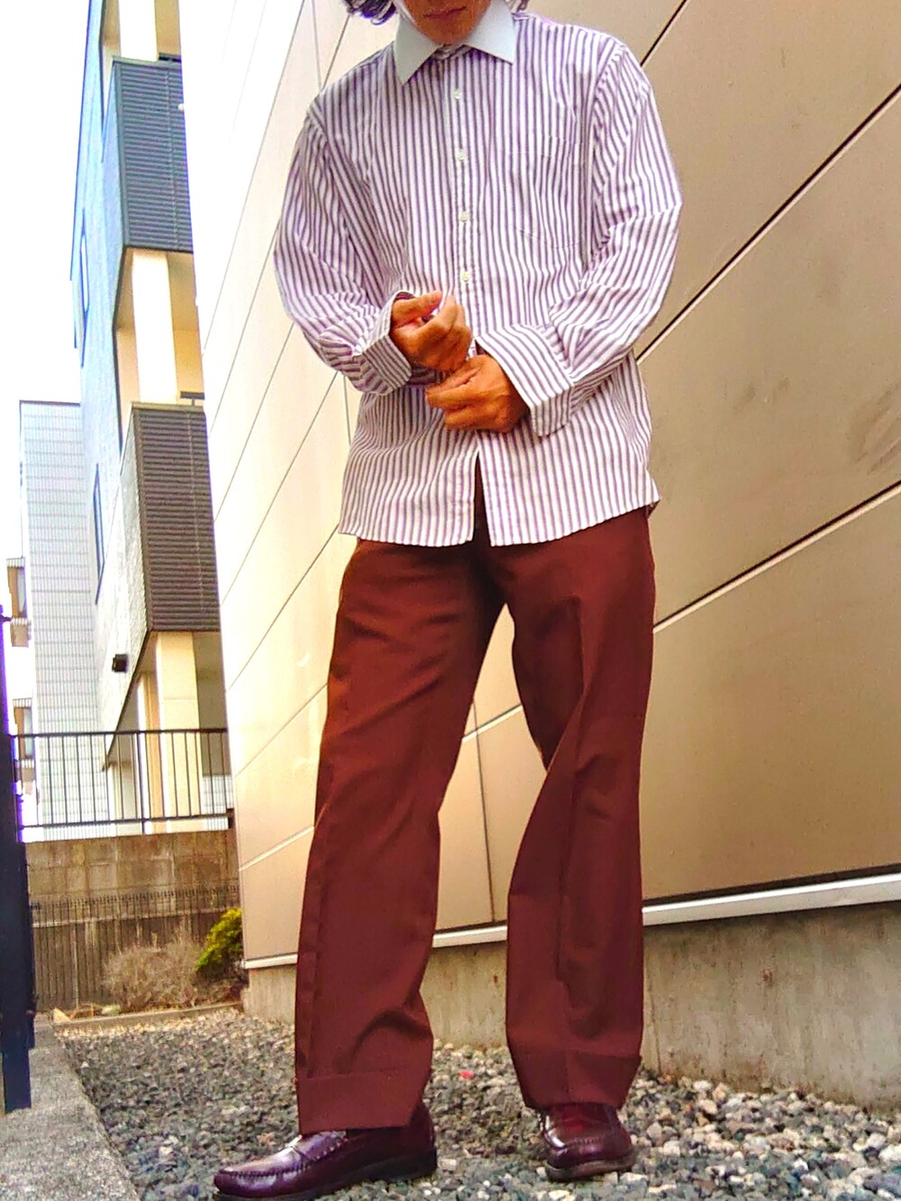 ホワイト系のシャツ/ブラウス、ブラウン系のスラックス、ブラウン系のローファーを着用したメンズの春コーディネートの2枚目の写真