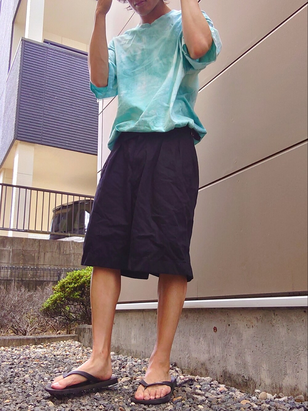 その他のTシャツ/カットソー、ブラック系のその他パンツ、ブルー系のキャップを着用したメンズの夏コーディネートの2枚目の写真