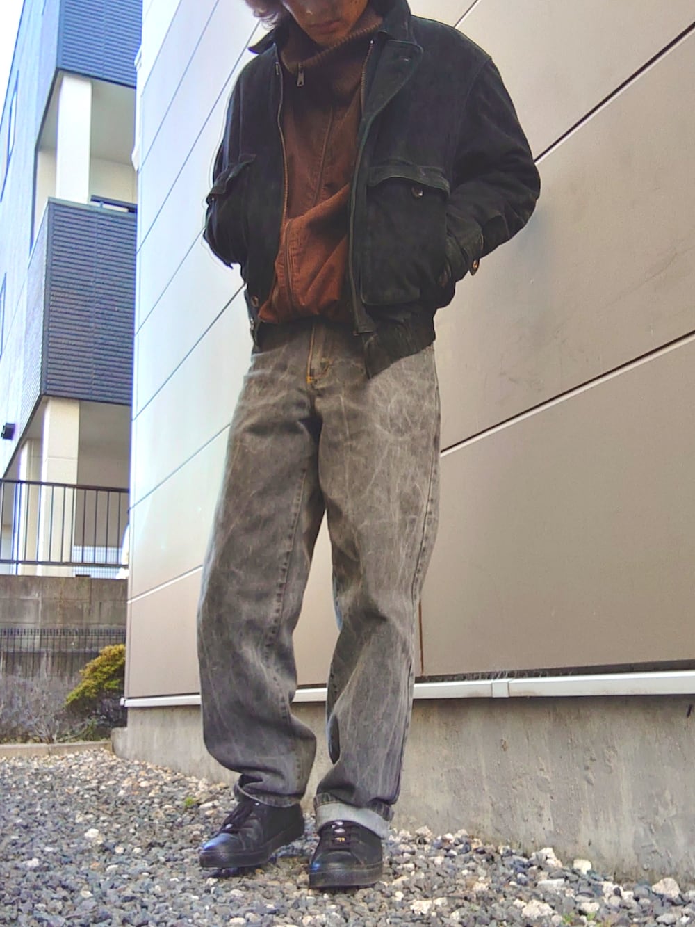 ブラウン系のジャージ、グレー系のデニムパンツ、ブラック系のスニーカーを着用したメンズの冬コーディネートの2枚目の写真