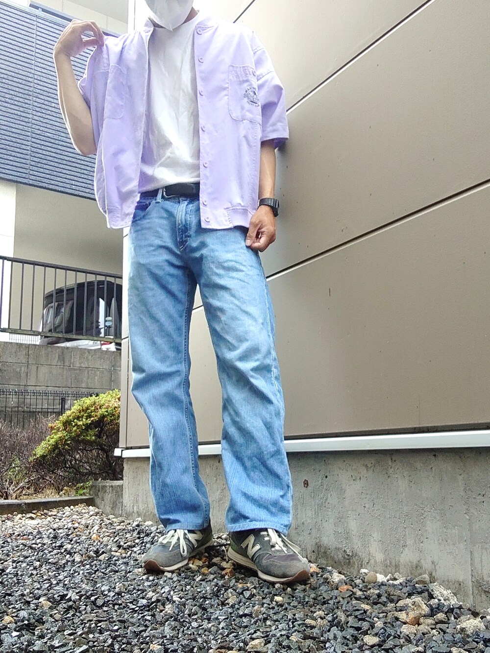 ブルー系のデニムパンツ、パープル系のトップス、ブルー系のスニーカーを着用したメンズの夏コーディネートの3枚目の写真