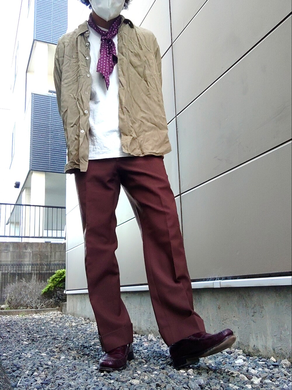 ブラウン系のスラックス、ベージュ系のシャツ/ブラウス、ブラウン系のローファーを着用したメンズの秋コーディネートの2枚目の写真