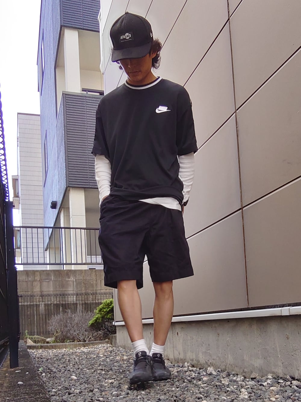 ブラック系のスニーカー、ブラック系のその他パンツ、ブラック系のTシャツ/カットソーを着用したメンズの秋コーディネートの2枚目の写真