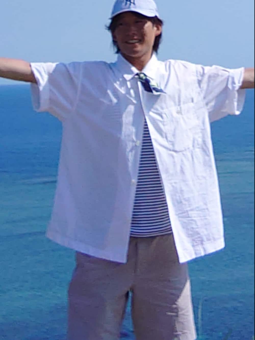 ホワイト系のシャツ/ブラウス、ホワイト系のタンクトップ、ベージュ系のパンツを着用したメンズの夏コーディネートの2枚目の写真