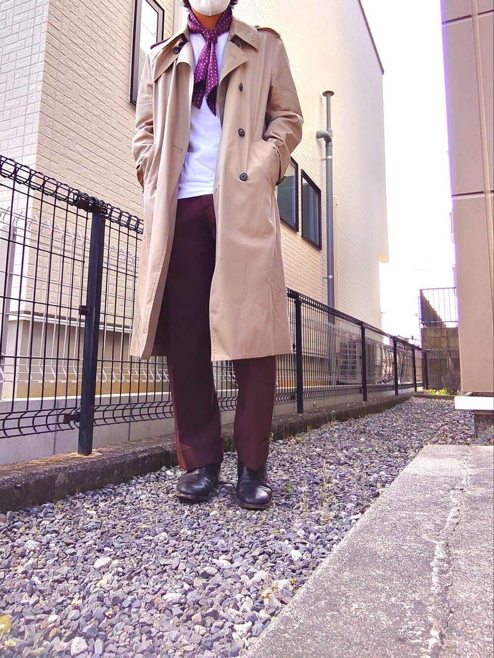 ブラウン系のスラックス、ホワイト系のTシャツ/カットソー、ブラック系のドレスシューズを着用したメンズの春コーディネートの2枚目の写真