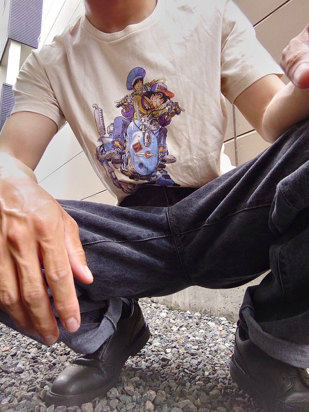 グレー系のデニムパンツ、ベージュ系のTシャツ/カットソー、ブラック系のドレスシューズを着用したメンズの秋コーディネートの2枚目の写真