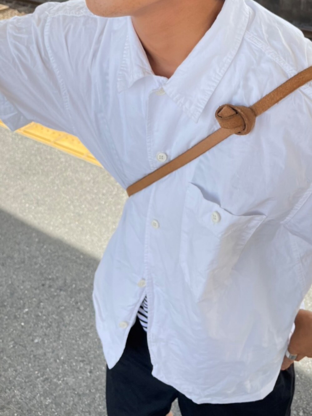 ホワイト系のシャツ/ブラウス、ブラック系のパンツ、ブラック系のスニーカーを着用したメンズの秋コーディネートの2枚目の写真