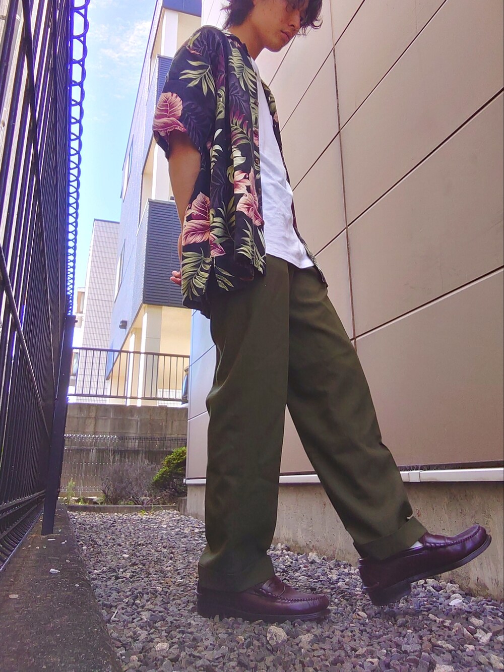 ブラック系のシャツ/ブラウス、ホワイト系のTシャツ/カットソー、グリーン系のスラックスを着用したメンズの秋コーディネートの2枚目の写真