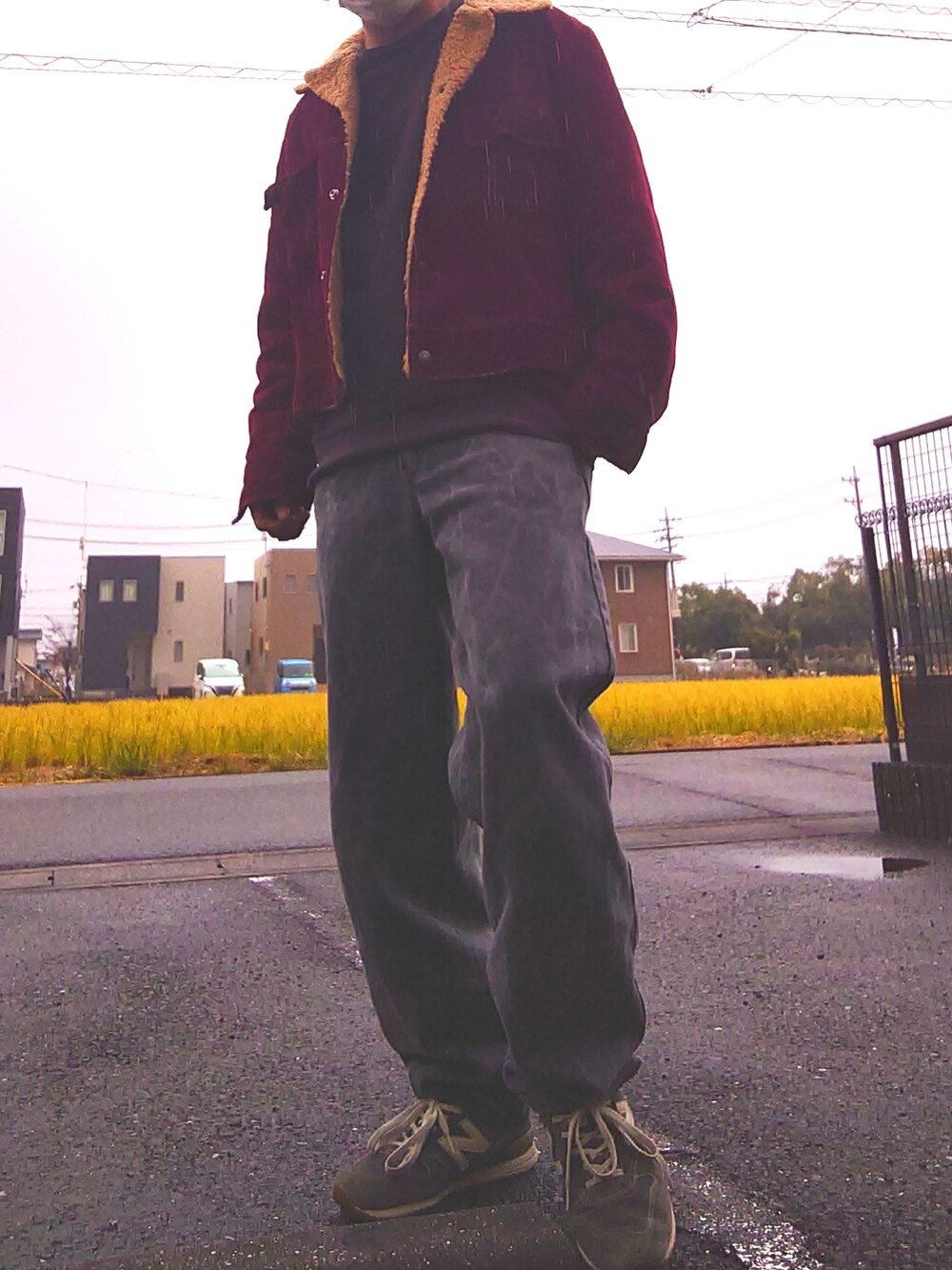 レッド系のブルゾン、ブラック系のスウェット、グレー系のデニムパンツを着用したメンズの秋コーディネートの2枚目の写真