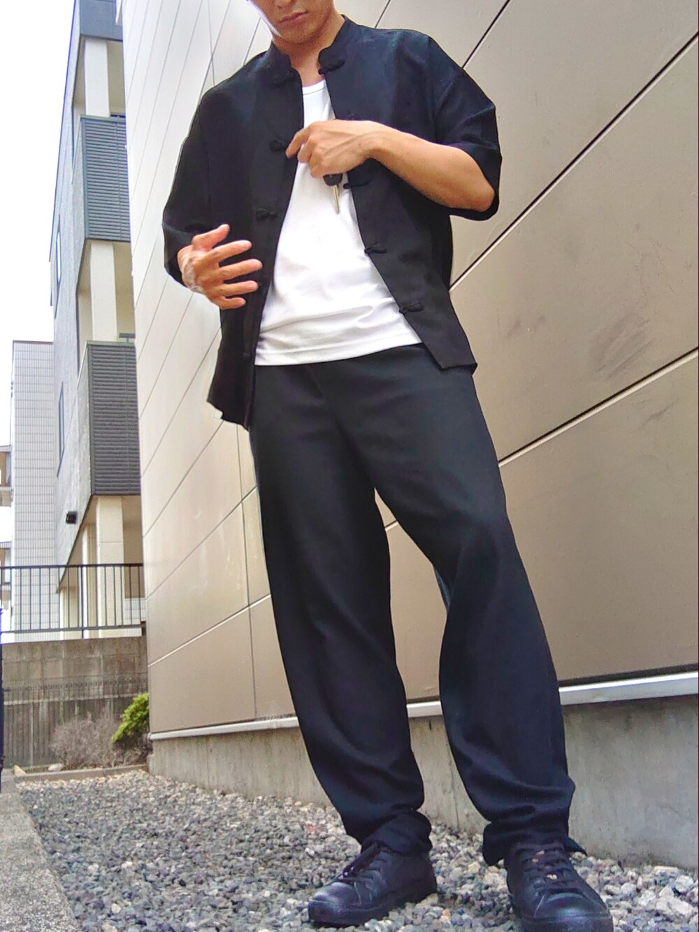 ブラック系のシャツ/ブラウス、ホワイト系のタンクトップ、ブラック系のスラックスを着用したメンズの夏コーディネートの2枚目の写真