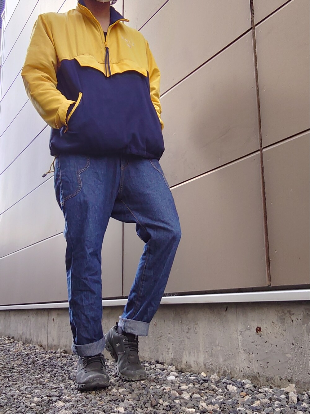 ブルー系のパンツ、イエロー系のジャケット/アウター、ブラック系のスニーカーを着用したメンズの秋コーディネートの2枚目の写真