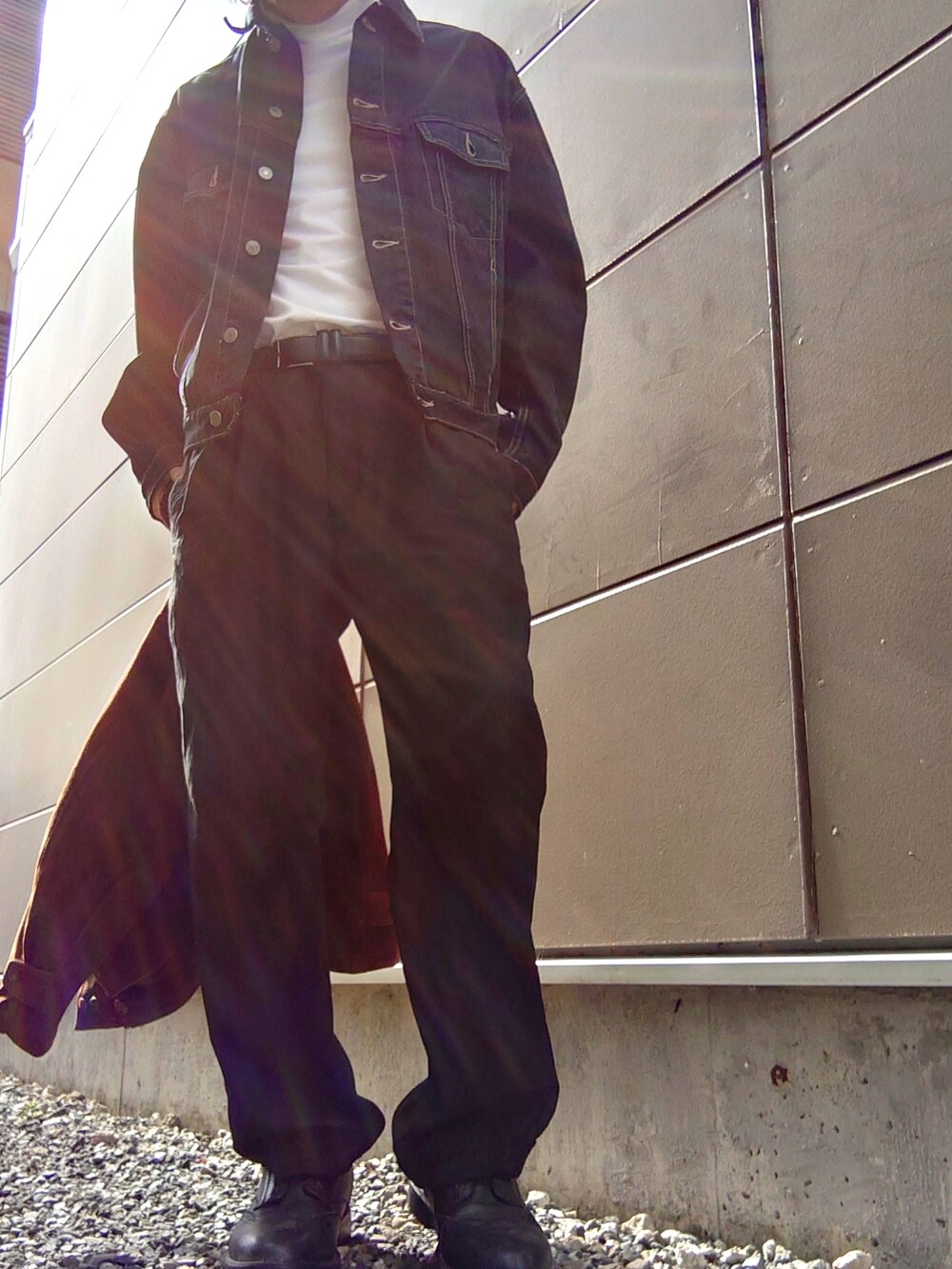 ブラック系のスラックス、ブラウン系のブルゾン、ブラック系のデニムジャケットを着用したメンズの冬コーディネートの2枚目の写真