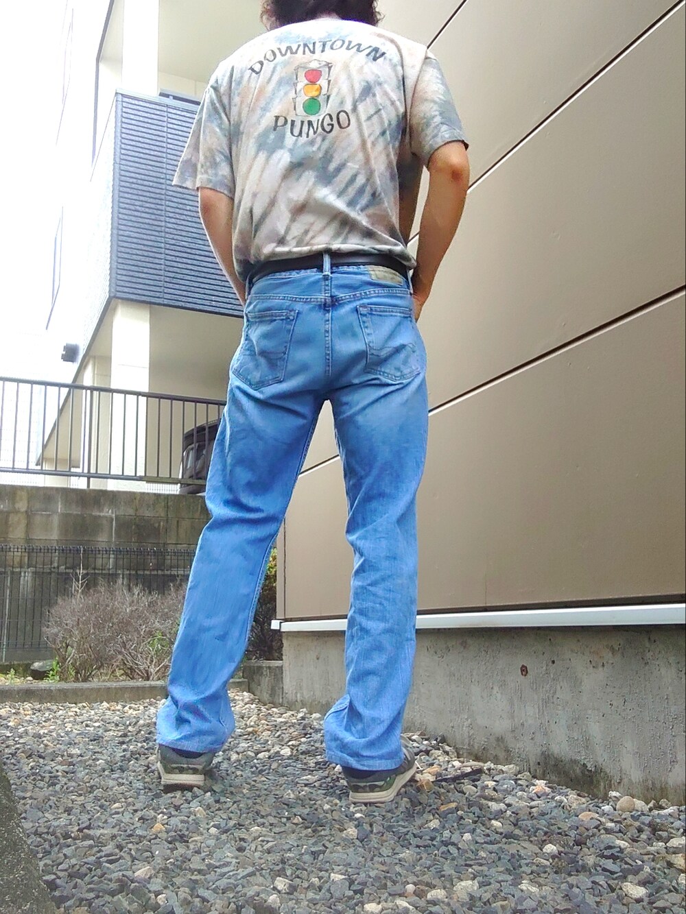 ブルー系のデニムパンツ、その他のTシャツ/カットソー、ブルー系のスニーカーを着用したメンズの夏コーディネートの2枚目の写真