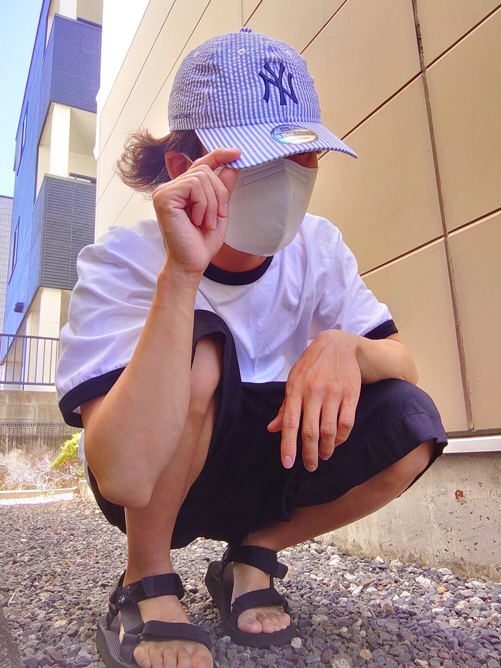 ホワイト系のTシャツ/カットソー、ブラック系のその他パンツ、ブラック系のサンダルを着用したメンズの夏コーディネートの2枚目の写真