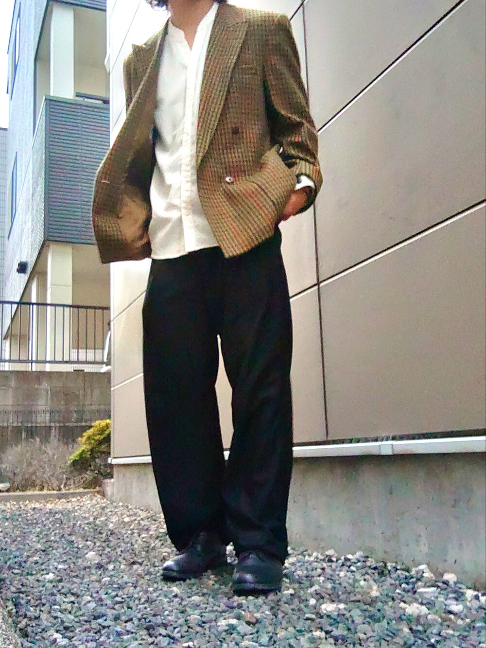 ホワイト系のシャツ/ブラウス、ブラック系のスラックス、ブラック系のドレスシューズを着用したメンズの春コーディネートの2枚目の写真