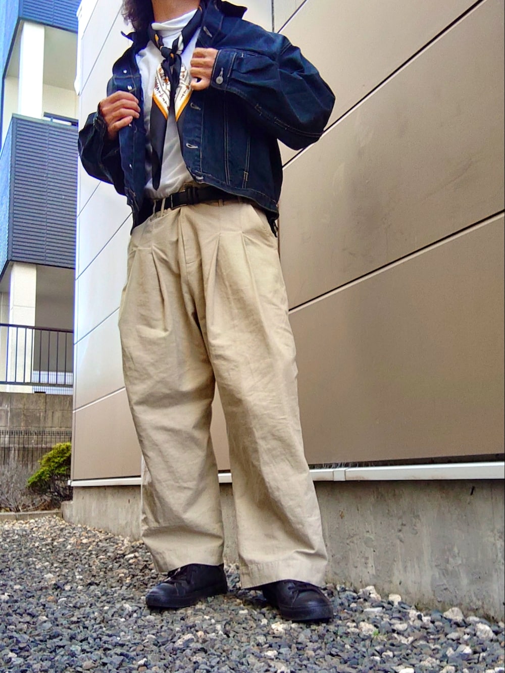 ブラック系のデニムジャケット、ホワイト系のその他パンツ、ブラック系のスニーカーを着用したメンズの春コーディネートの2枚目の写真