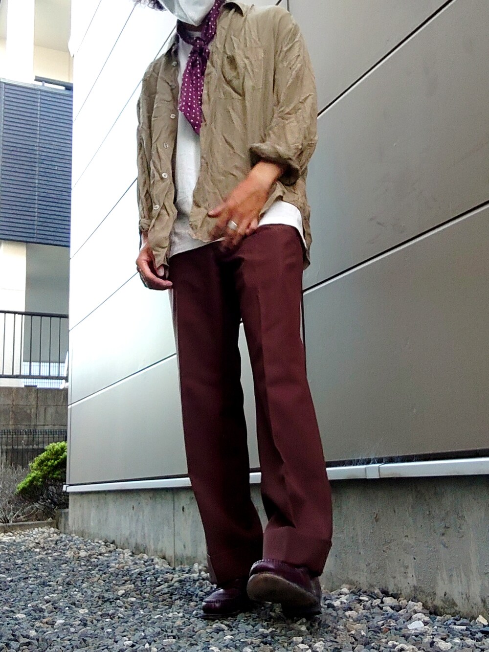 ブラウン系のスラックス、ベージュ系のシャツ/ブラウス、ブラウン系のローファーを着用したメンズの秋コーディネートの3枚目の写真