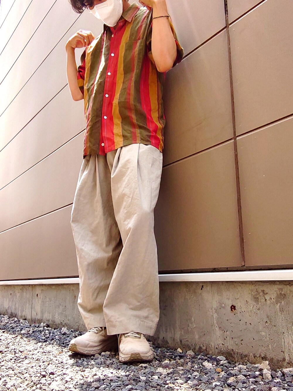 その他のシャツ/ブラウス、ホワイト系のその他パンツ、ベージュ系のスニーカーを着用したメンズの夏コーディネートの2枚目の写真