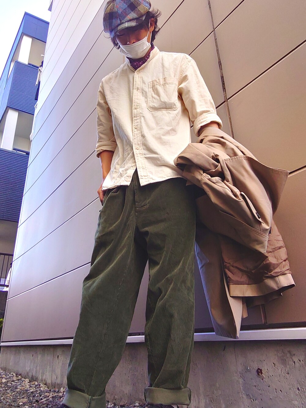 ベージュ系のトレンチコート、ホワイト系のシャツ/ブラウス、グリーン系のその他パンツを着用したメンズの秋コーディネートの2枚目の写真