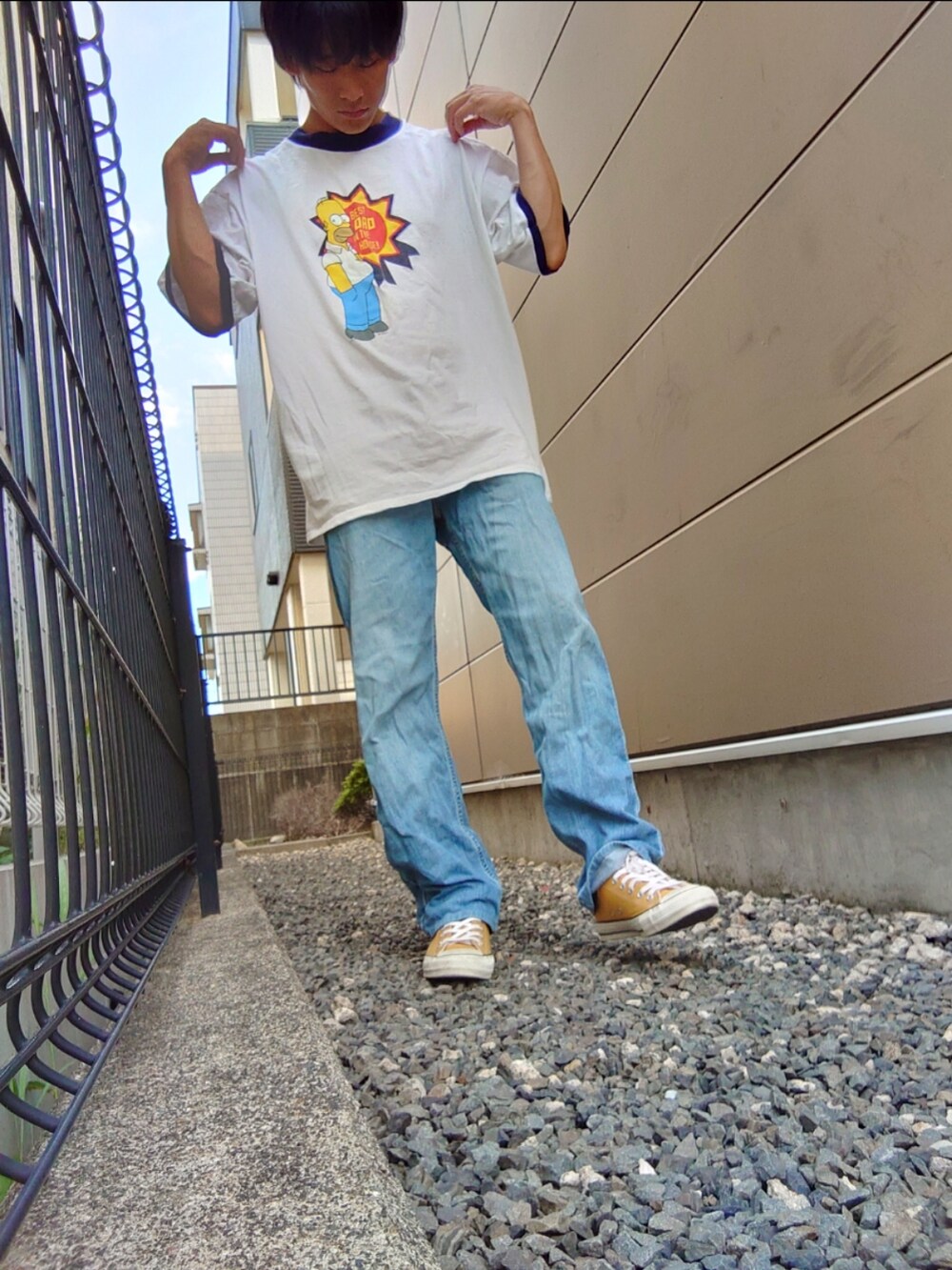 ホワイト系のTシャツ/カットソー、ブルー系のデニムパンツ、イエロー系のスニーカーを着用したメンズの夏コーディネートの2枚目の写真