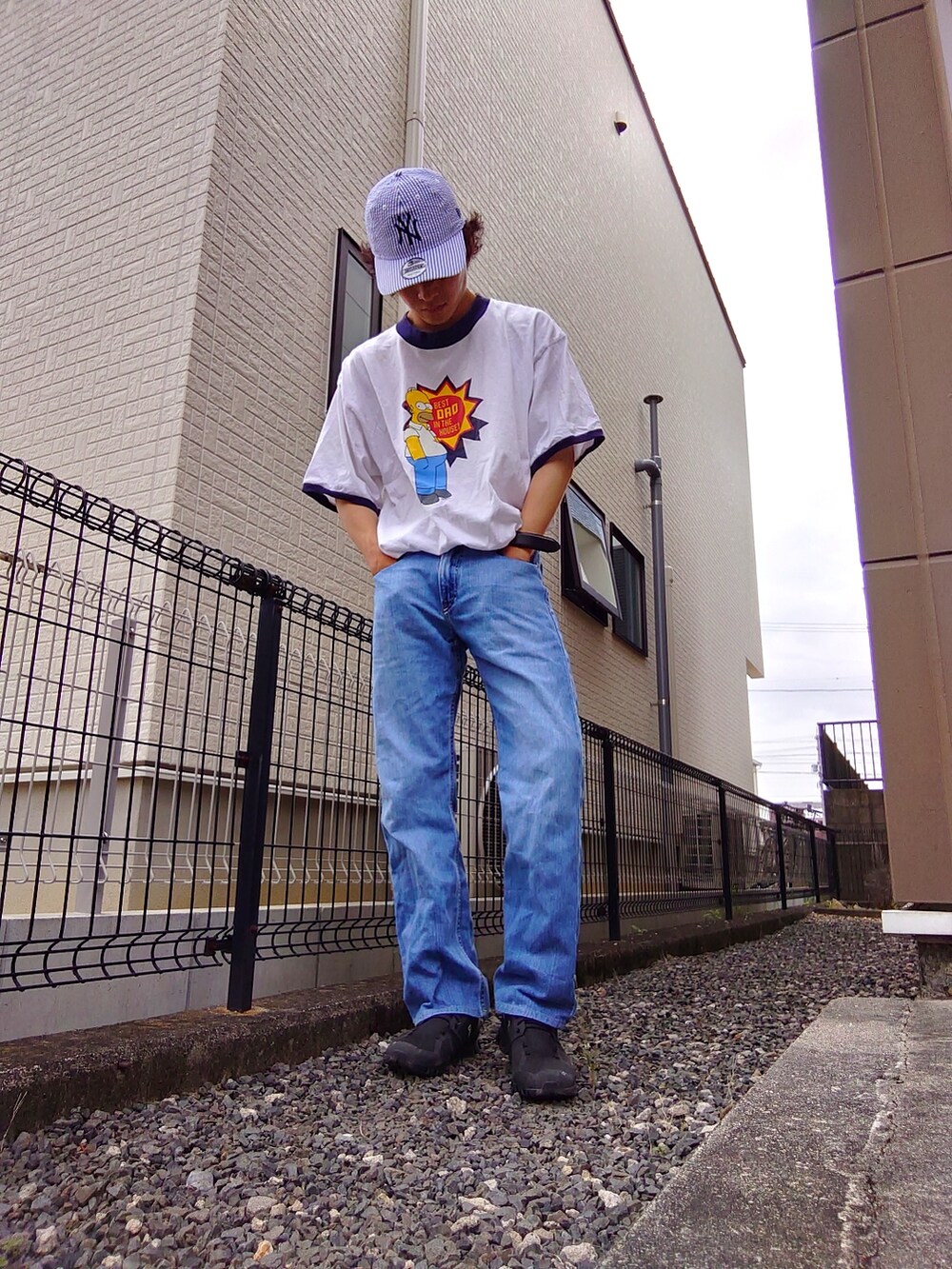 ホワイト系のTシャツ/カットソー、ブルー系のデニムパンツ、ブラック系のスニーカーを着用したメンズの夏コーディネートの2枚目の写真