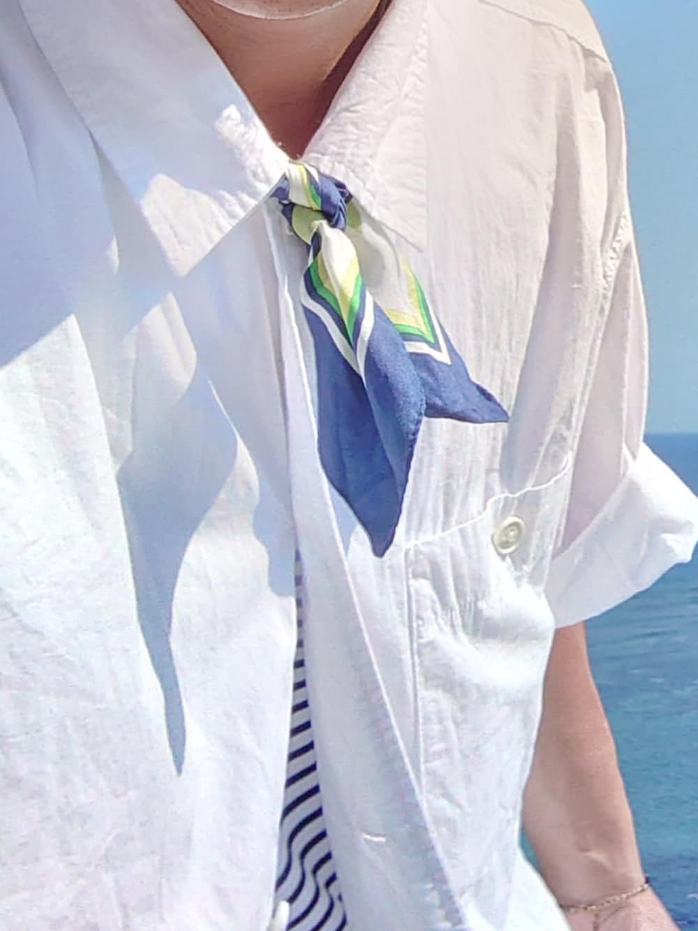 ホワイト系のシャツ/ブラウス、ホワイト系のタンクトップ、ベージュ系のパンツを着用したメンズの夏コーディネートの3枚目の写真